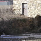 Abajo a la izquierda, el desagüe por el que mana el vertido en el molino de Toralino.