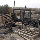 Restos de la chabola incendiada.