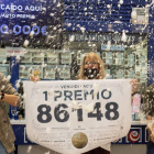 Agraciados en Basauri celebran el segundo premio. EFE