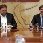 El presidente de la Generalitat, Carles Puigdemont, junto al vicepresidente, Oriol Junqueras.