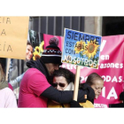 Imagen de los familiares de la víctima, a la entrada de la Fiscalía de Menores de Zamora. MARIAM A. MONTESINOS