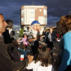 Los cabezudos y los bailes animaron a los presentes en la nueva plaza de Santa Marina.