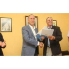 Francisco Álvarez, Antonio Gato y los presidentes de los regantes, tras la firma del convenio.