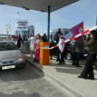 Uno de los vehículos atraviesa el peaje, en la imagen, con la barrera doblada