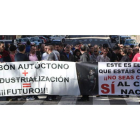 Los manifestantes reclamaron en las pancartas un futuro para la comarca y la defensa del carbón autóctono. RAMIRO