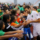 Raúl, en un acto con niños durante un partido con el Cosmos del 2015.