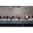 Jean-Claude Juncke y Elena Salgado, en el centro, durante la reunión de ministros de Economía y Fina