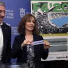 La consejera de Deporte en Navarra, Ana Herrera, fue la encargada de sacar la bola del Ademar. VILLAR LÓPEZ