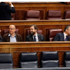 Santiago Abascal,iz., conversa con el diputado del PSC José Zaragoza,2ºiz. en los escaños del Congreso