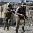 Soldados iraquís patrullan áreas reconquistadas a yihadistas del Estado Islámico, en el oeste de Mosul, mientras prosiguen su avance por la ciudad, el 9 de marzo.