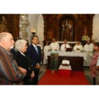 José y Úrsula Leutenegger y Carlos López Riesco acompañaron al obispo de Astorga durante la celebrac