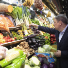 El ministro Luis Planas en un mercado de Madrid comprueba la subida de precios. J. P. GANDUL