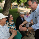 Antonio Silván se presenta a un grupo de mayores en el barrio de San Mamés.