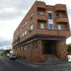 La sucursal de Caja España en San Miguel de las Dueñas está en un edificio de viviendas.