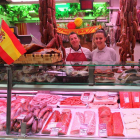 Cárnicas Suárez vende al público en el puesto que tiene en el Mercado del Conde Luna.