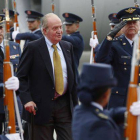 El rey Juan Carlos, recibido con honores militares en el aeropuerto de Bogogá, Colombia.
