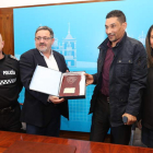 Arturo Pereira, el edil Carlos Fernández y el homenajeado Ouadia Farissi junto a su esposa.