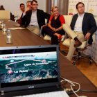 Javier Guillén, Isabel Carrasco y Orejas, en la proyección de las etapas de la Vuelta a España.