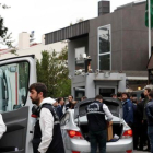 Forenses turcos, a su llegada al Consulado de Arabia Saudí en Estambul.