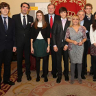 Juan Carlos Suárez-Quiñones, Antonio Silván, Isabel Carrasco y Emilio Gutiérrez, junto a los estudiantes que participaron con sus ponencias en el acto institucional del Día de la Constitución .