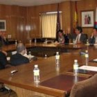 Los concejales de los dos grupos de Bembibre, en un momento de la votación.