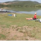 Varios bañistas disfrutan del lago el mismo día en que se colocó el cartel de agua no apta.
