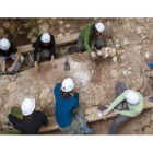 Un grupo de expertos trabaja en el yacimiento burgalés, en una imagen de archivo. SANTI OTERO