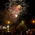 Los fuegos artificiales concentran cada año a miles de personas en  las riberas del río Bernesga