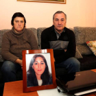 Los padres de Rocío, tras su fotografía. MARCIANO