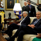 Trump (izq) y Pelosi (derecha), entre otros representantes del Congreso, en la Casa Blanca, el 6 de septiembre