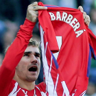 Griezmann festejó su gol alzando al cielo una camiseta con su número pero con el nombre de Cholo Barberá, el joven jugador del Alzira fallecido recientemente. DANIEL PÉREZ