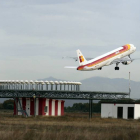 Un avión despega del aeropuerto de León
