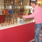 José Luis González da los últimos toques a algunas de las piezas de la muestra sobre el chocolate