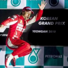 Fernando Alonso pega un salto de júbilo para celebrar su victoria en el Gran Premio de Corea