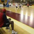 Rick Hughes, contempla a sus compañeros en un entrenamiento de Baloncesto León.