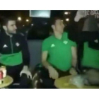 Los jugadores del Betis, mientras Adán canta en el bus del equipo.