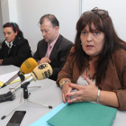 Los representantes de la plataforma de afectados por la hipoteca, ayer en la sede de Ponferrada, temen que les quiten el local.