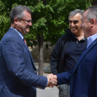 El consejero saluda a Donaciano Dujo, presidente de Asaja de Castilla y León, ayer en Palencia. EFE