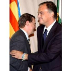 El ministro Jordi Sevilla saluda al consejero de Valencia Esteban González
