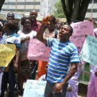 Trabajadores del hospital ohn Fitzgerald Kennedy, de Monrovia (Liberia) se manifiestan.