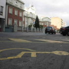La calle Álvaro López Núñez, una de las que cuenta con nuevas zonas de aparcamiento reservado a minusválidos.