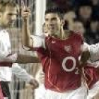 Ashley Cole celebra un gol del Arsenal con el español  Reyes