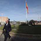 Marco Morala, ayer tarde en la glorieta de la Bandera de España tras el primer izado. L. DE LA MATA