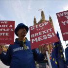 Un manifestante a favor de la UE pide una nueva votación sobre el brexit.