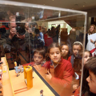 La presidenta de las Cortes, en una imagen de archivo, visitando una de las muestras de ‘PlastiHistoria’.
