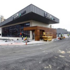 La nueva calle rodea la estación y sirve de parada de taxi.