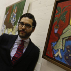 El joven pintor leonés Carlos Álvarez las Heras, en la apertura de su nueva exhibición. RAMIRO