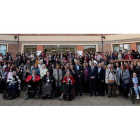Foto de familia de participantes y autoridades en el VI Foro Social de Mujeres y Niñas con Discapacidad ayer en las escalinatas del Rectorado en El Albéitar. FERNANDO OTERO