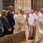 Autoridades civiles y eclesiásticas acompañan en la Catedral de León a Julián López en el 25 aniversario de su ordenación episcopal. DL