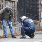 Agentes de la policía en el lugar de la operación antiterrorista belga del jueves por la noche.